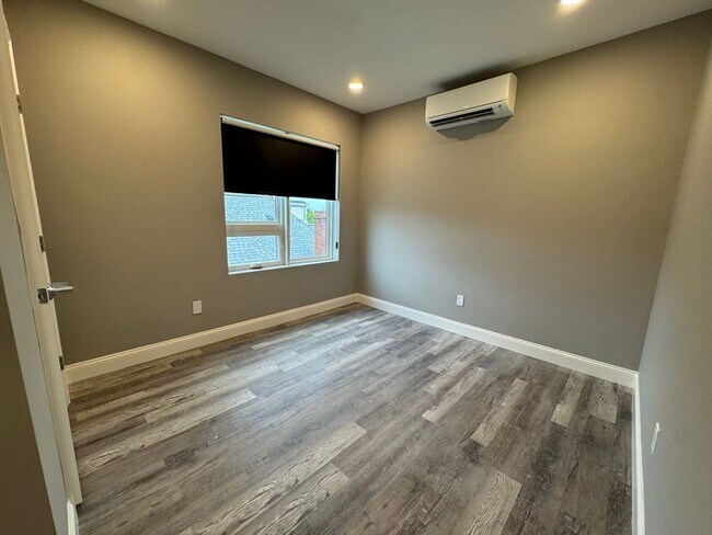 Building Photo - 650 Beach St