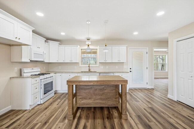Building Photo - 211 Majestic Dr