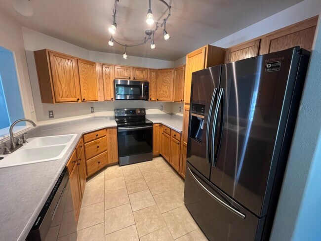 Building Photo - 3040 Mandalay Grv