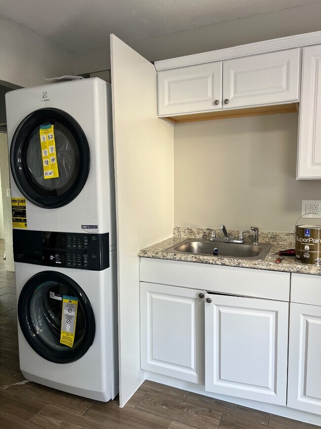 Building Photo - 901 Colyer St