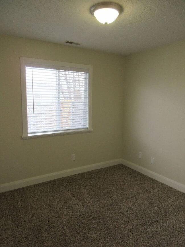 Building Photo - Single Family, Single Level Home - Mid-Val...