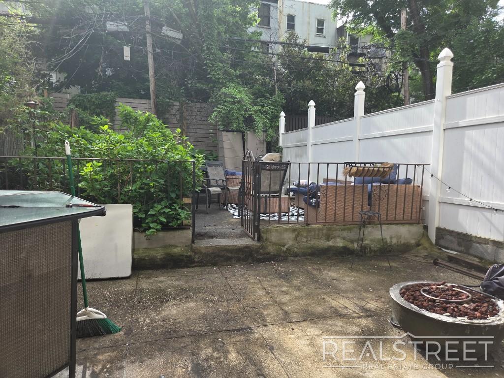 Building Photo - Huge Floor-Through 1 Bedroom with Private Backyard