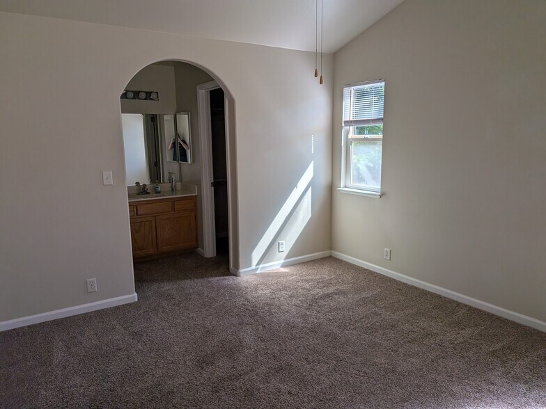 Building Photo - 3055 Snowbird Dr