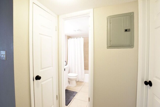Building Photo - Fully Renovated 2 Bedroom in Sanford