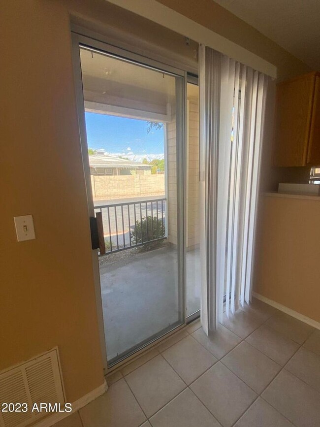 Building Photo - 2 bedroom townhome!