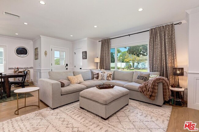 Building Photo - 6700 W 85th Pl