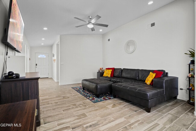 Building Photo - 15220 Apex Ct
