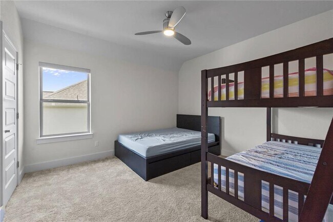 Building Photo - 820 Palamos Dr