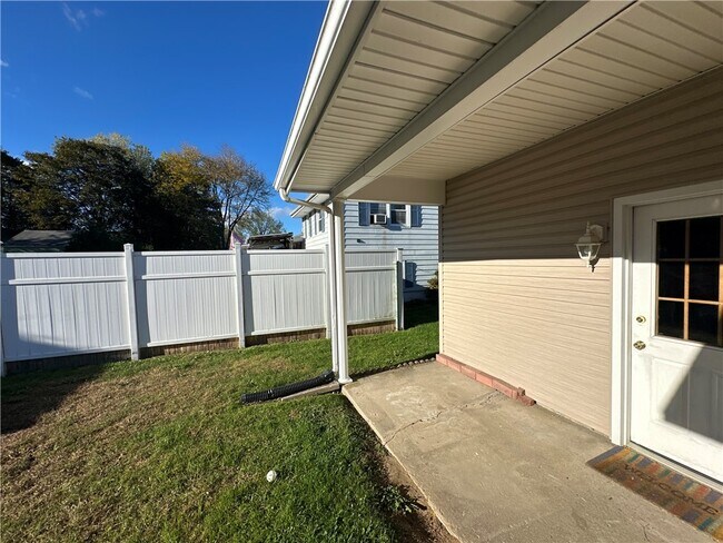 Building Photo - 406 Sharr Ave