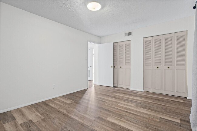 Building Photo - 119 Riverbend Dr