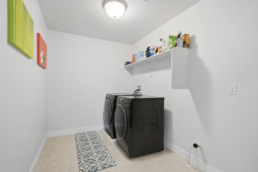Building Photo - 2208 N Elderberry Dr