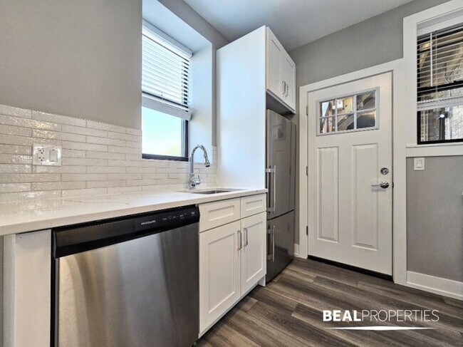 Building Photo - 2 bedroom in CHICAGO IL 60613