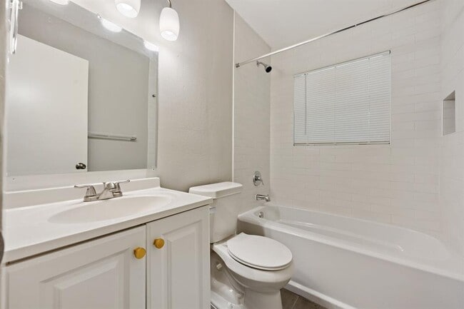 Building Photo - 2303 Metcalfe Rd