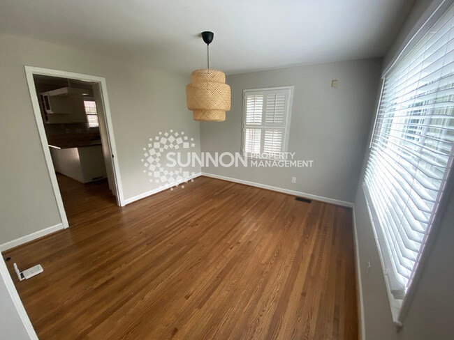 Building Photo - Charming 3 bed, 2.5 bath