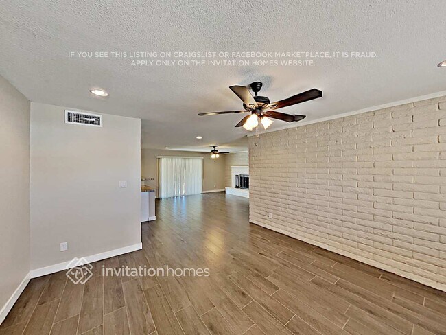 Building Photo - 1913 E Alameda Dr