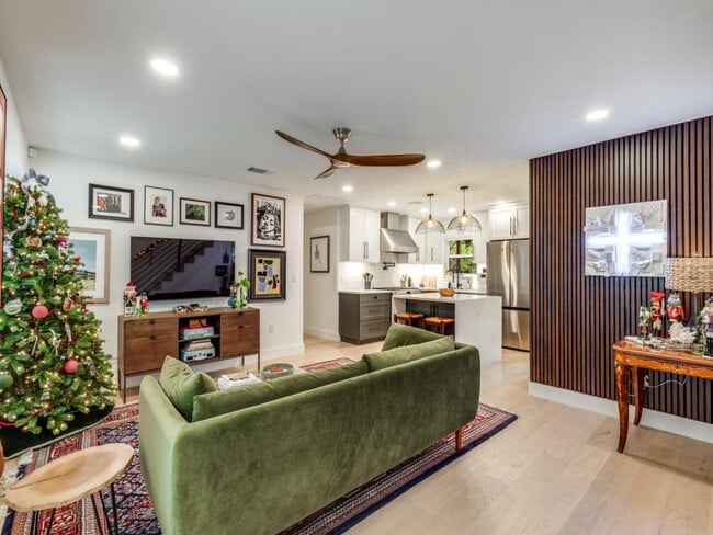 Building Photo - 2209 Fair Oaks Dr