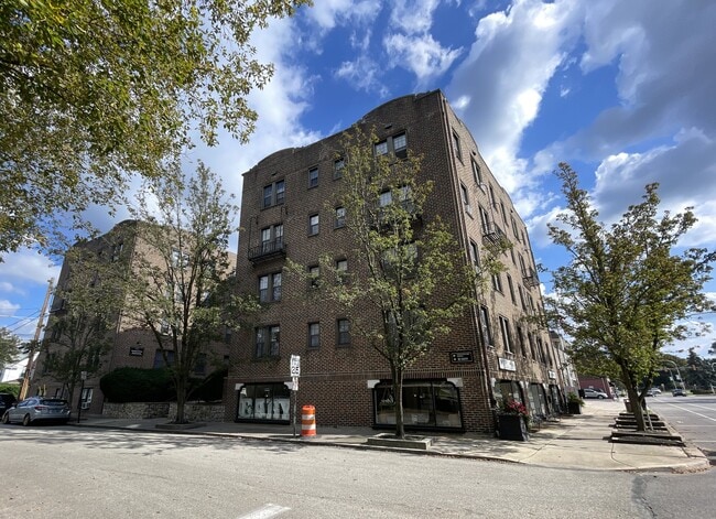 Primary Photo - Victoria Arms Apartments