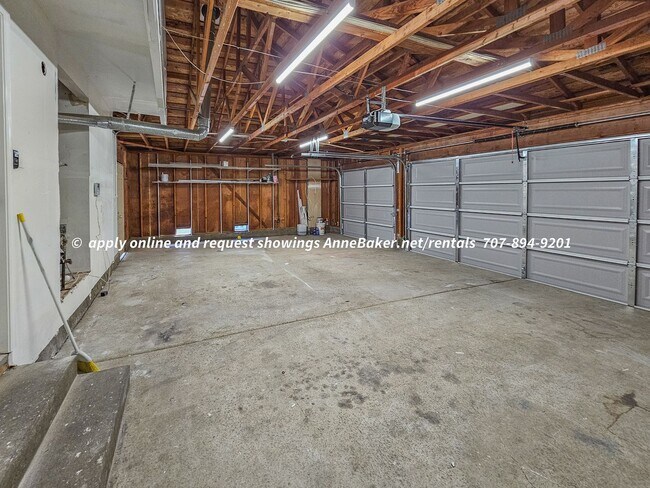 Building Photo - Newly Updated - New Appliances, Flooring, ...