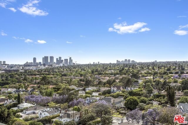 Building Photo - 838 N Doheny Dr