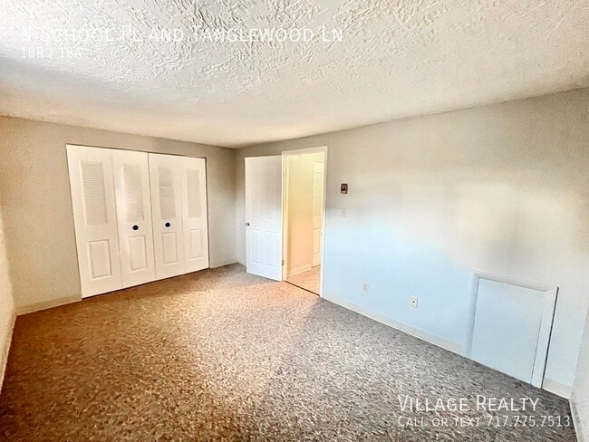 Building Photo - Few steps! Available NOW! Roomy 1-Bed with...