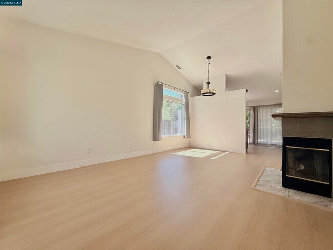 Building Photo - 1746 Highland Cir