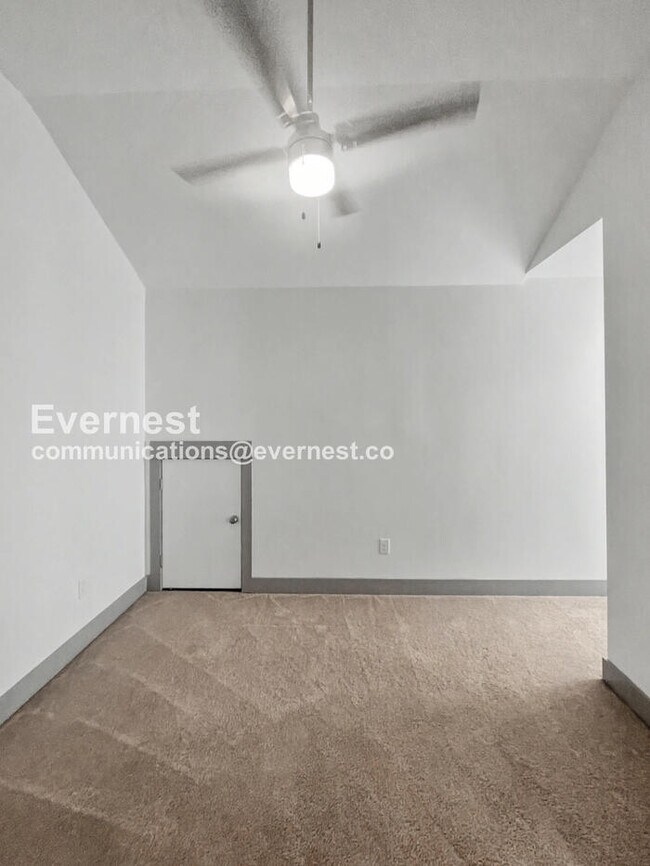 Building Photo - 3 Bed/2.5 Bath with Fenced Yard / Pet-Friendly / Available Now!