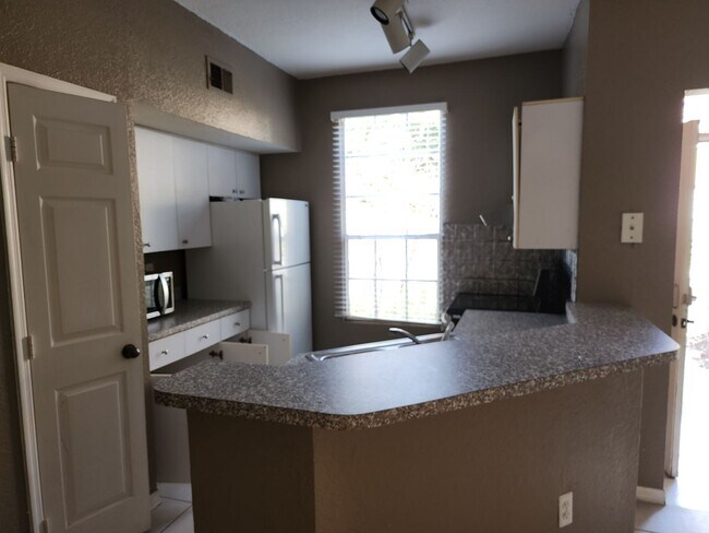 Building Photo - 1 Bedroom 1 bathroom condo