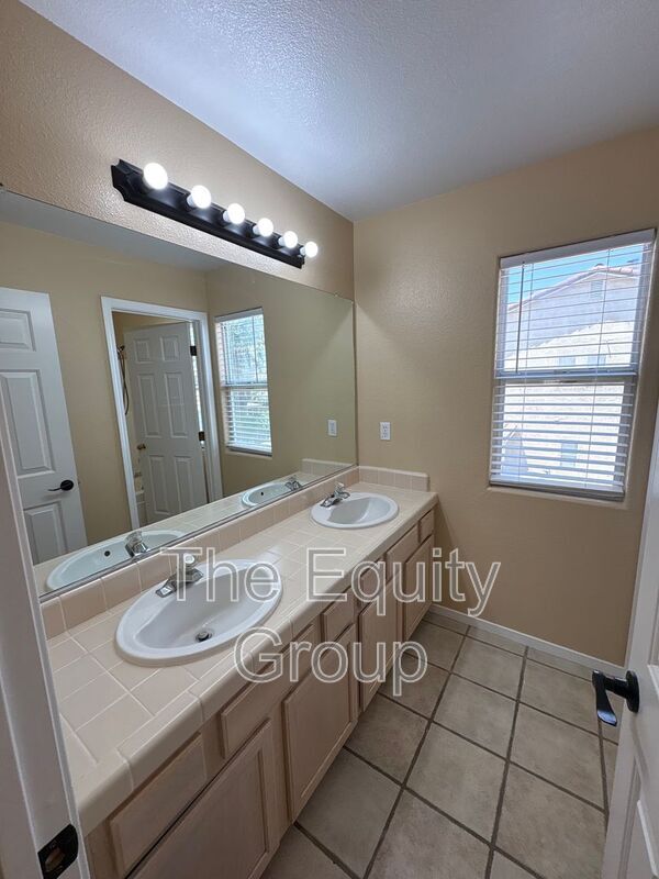 Building Photo - 938 W Encore Dr