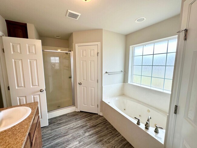 Building Photo - Charming home in Midway ISD.