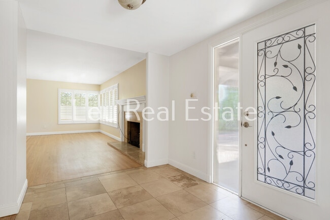 Building Photo - 6640 S Land Park Dr