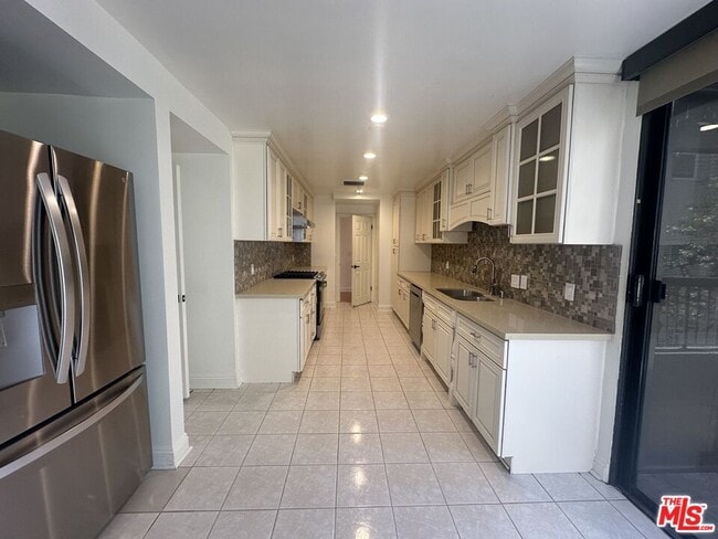 Building Photo - 324 N Palm Dr