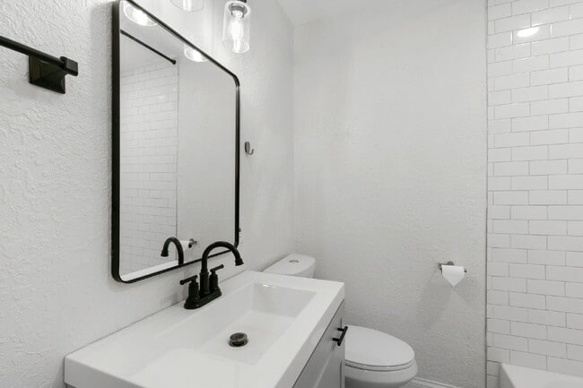 Building Photo - FULLY FENCED Home For Rent in St Petersburg!