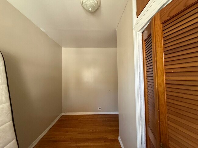 Building Photo - 360 Ege Ave