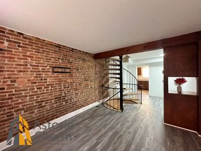 Building Photo - 3 Bedrooms Fenced Yard in a Desirable Neighborhood