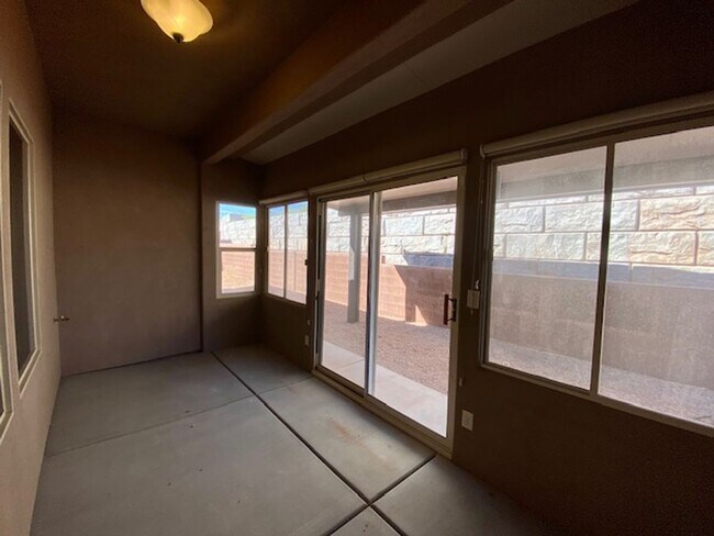 Building Photo - SPACIOUS HURRICANE HOME FOR RENT