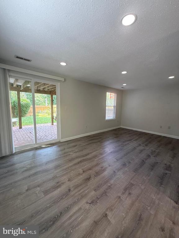 Building Photo - 110 Lakeview Ct
