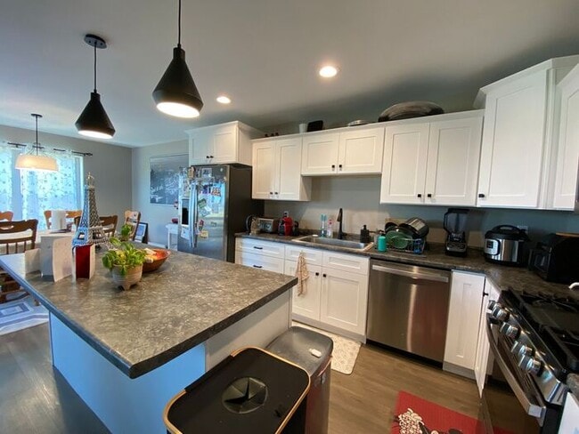 Building Photo - $2,600 | 4 Bedroom, 3.5 Bathroom House | Pets Negotiable | Available for a January 1st, 2026 Move...