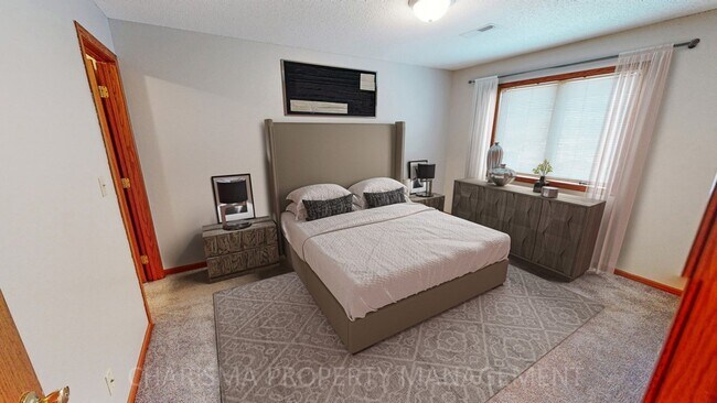 Building Photo - 3 BEDROOM, 2 BATH WALK IN TOWNHOME, ATTACH...