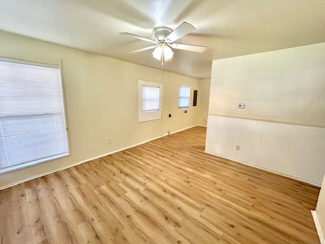 Building Photo - 2433 Shepherd Dr NW