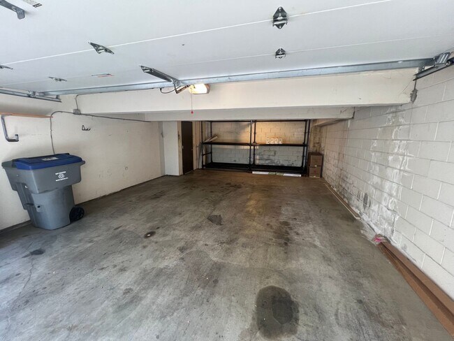 Building Photo - Beautiful 2 bed 1.5 bath end unit Condo in...
