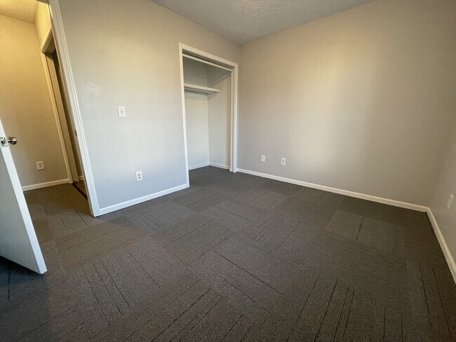 Building Photo - 350 Stone Creek Dr