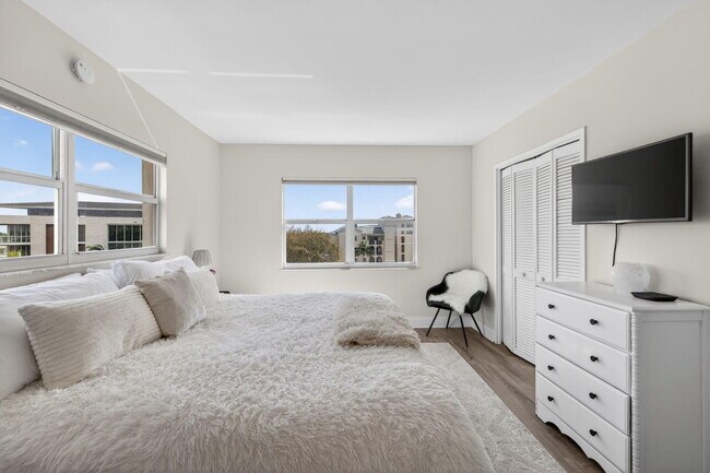 Building Photo - 2555 NE 11th St