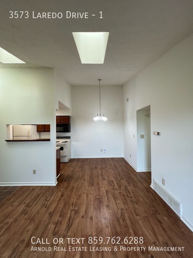 Building Photo - 2 Bed 1 or 1 .5 Bath Spacious Apartment Ho...