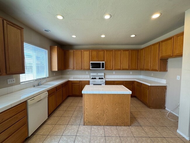 Building Photo - Spacious SW Bakersfield Home!