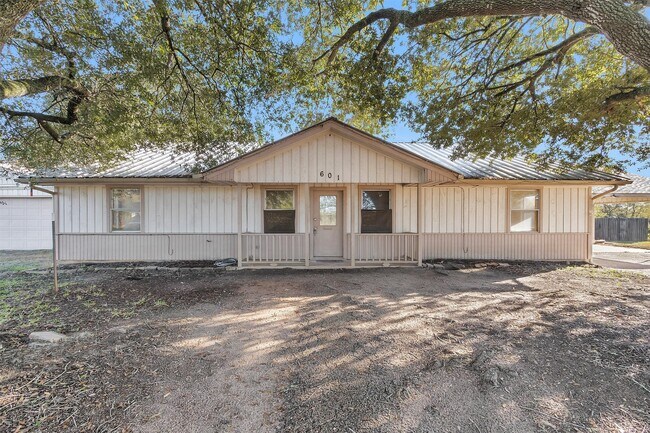 Building Photo - 601 S Cochran St