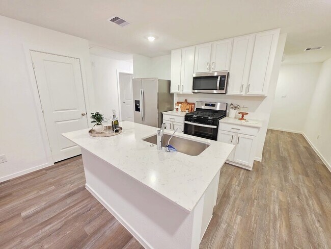 Building Photo - 40821 Hawthorne Glades St