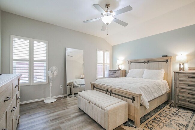 Building Photo - Well Maintained 4 Bedroom 2 Bath Home with...