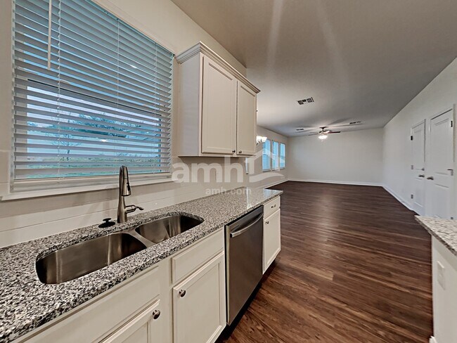 Building Photo - 945 Heavenly Drive