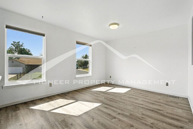 Building Photo - Spacious Home with Washer/Dryer and Centra...