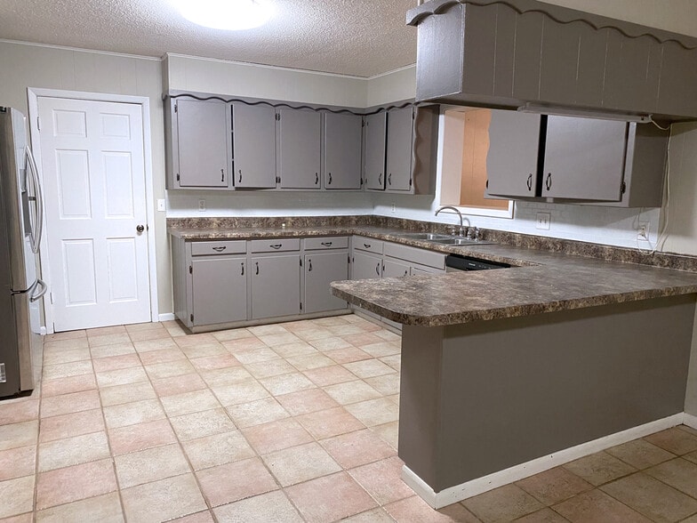 Large kitchen with stainless steel appliances - 703 Lee St